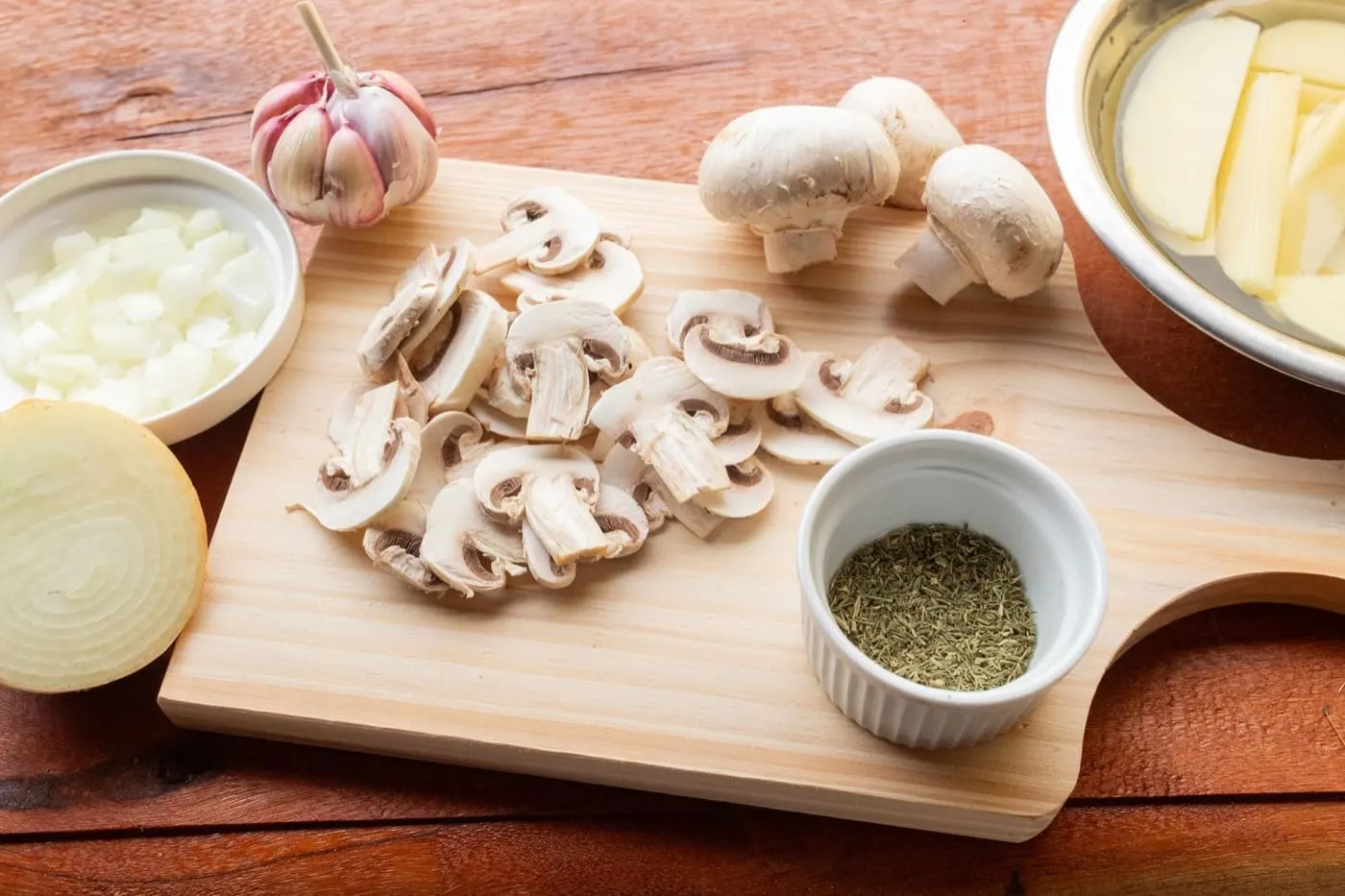 Ingredienti freschi sul banco di cucina